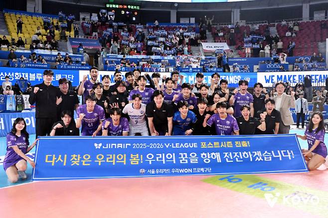 봄배구 진출을 확정지은 우리카드 선수들이 팬들과 함께 인증샷을 남기고 있다. 사진=KOVO