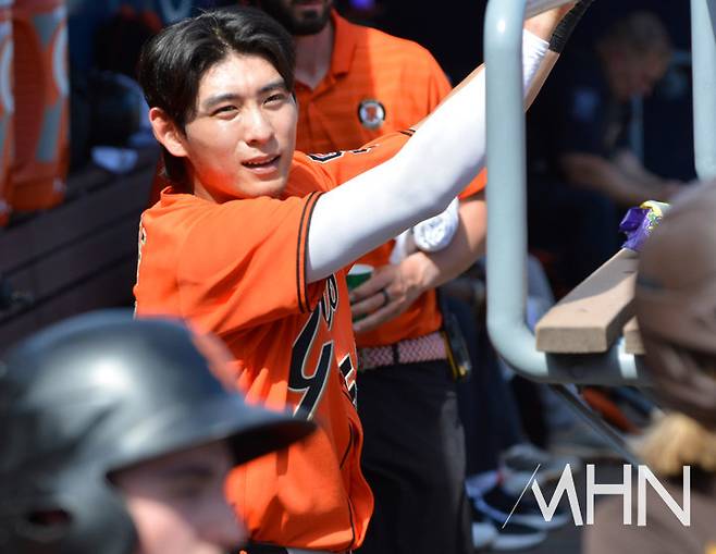 (이정후가 17일 샌디에이고와 스프링캠프 경기 중 더그아웃에서 동료들의 타격을 지켜보고 있다)