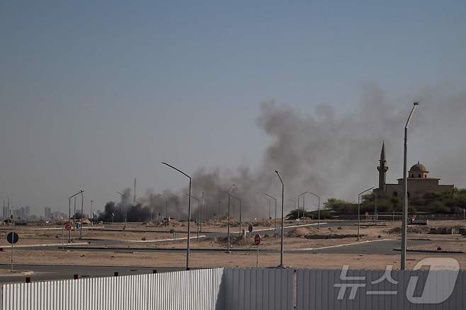 이란의 공습이 보고된 쿠웨이트 시티 내 미국 대사관 소재 지역에서 연기가 피어오르고 있다. 2026.03.02 ⓒ AFP=뉴스1 (자료사진)