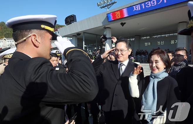 이재용 삼성전자 회장과 홍라희 삼성미술관 리움 명예관장이 지난해 11월 28일 경남 창원시 진해구 해군사관학교 연병장에서 열린 제139기 해군·해병대 사관후보생 수료 및 임관식에서 아들 이지호 소위에게 경례를 받고 있다. (공동취재) ⓒ 뉴스1 윤일지 기자