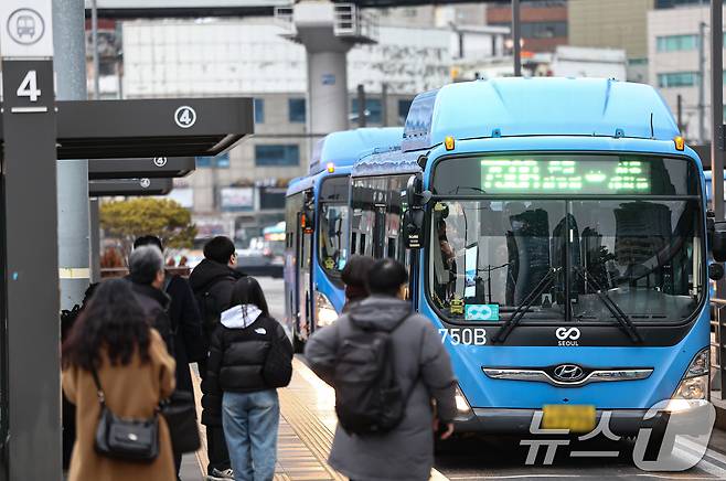 서울역 버스환승센터에 시내 버스가 오가고 있다. 2026.1.15 ⓒ 뉴스1 김도우 기자