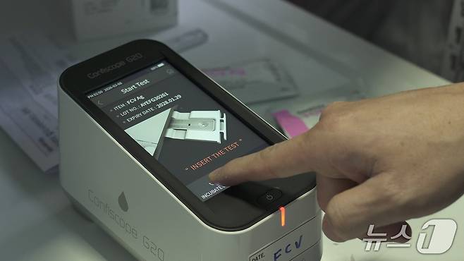 코벳과 SKY동물메디컬센터는 8일 나비야사랑해 보호소에서 신속 진단 키트를 활용한 건강검진 봉사활동을 실시했다(코벳 제공). ⓒ 뉴스1