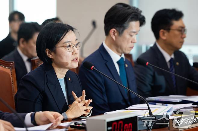 한성숙 중소벤처기업부 장관이 12일 서울 여의도 국회에서 열린 제433회 국회(임시회) 산업통상자원중소벤처기업위원회 제2차 전체회의에서 법안 관련 의견을 밝히고 있다. 2026.3.12 ⓒ 뉴스1 유승관 기자