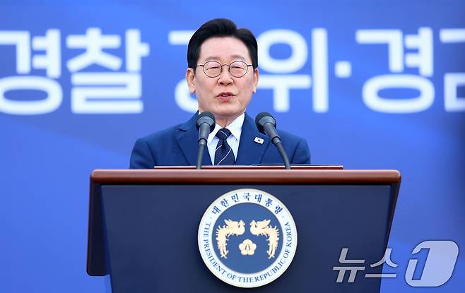 이재명 대통령이 17일 충남 아산시 경찰대학에서 열린 신임 경찰 경위·경감 임용식에서 축사를 하고 있다. (청와대통신사진기자단) 2026.3.17 ⓒ 뉴스1 이재명 기자