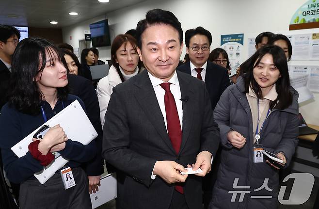 원희룡 전 국토교통부 장관이 지난해 2월 12일 오전 서울 여의도 국회 소통관에서 기자회견을 마치고 이동하고 있다. 2025.2.12 ⓒ 뉴스1 김민지 기자