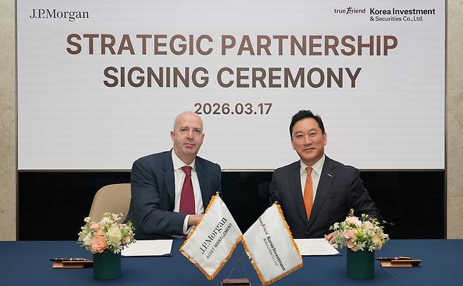 17일 서울 여의도 한국투자증권에서 열린 MOU 체결식에서 김성환 사장(오른쪽)과 댄 왓킨스(Dan Watkins) JP모간자산운용 아시아태평양 대표가 기념 사진을 촬영하고 있다. (한국투자증권 제공)