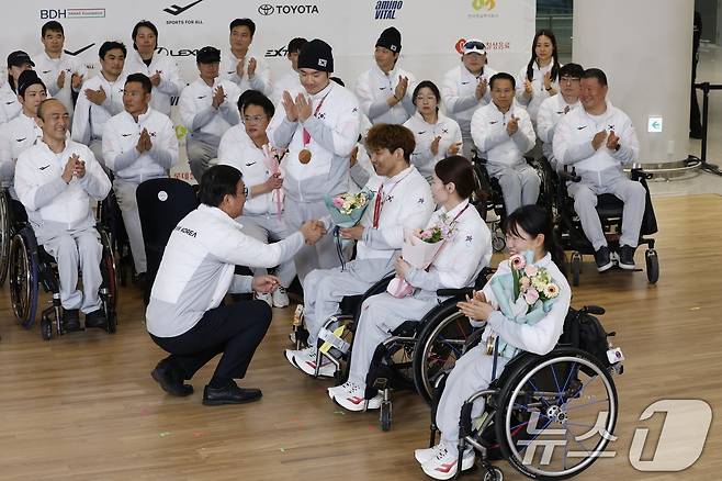 김윤지를 비롯한 2026 밀라노·코르티나담페초 동계패럴림픽 선수단이 17일 오후 인천국제공항 2터미널을 통해 입국하며 최휘영 문화체육관광부 장관의 환영을 받고 있다. 2026.3.17 ⓒ 뉴스1 안은나 기자