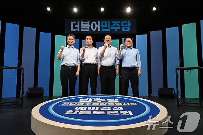 17일 오후 광주 남구 광주MBC 스튜디오에서 열린 민주당 전남광주특별시장 A조 경선 토론회. 참여한 후보들이 승리를 다짐하고 있다. 왼쪽부터 민형배 의원, 주철현 의원, 김영록 전남도지사, 강기정 광주시장. 2026.3.17 ⓒ 뉴스1 김태성 기자