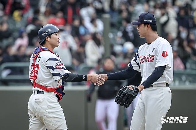 롯데 윤성빈(오른쪽)이 15일 부산 사직구장에서 열린 2026 KBO리그 시범경기 LG전에서 세이브를 올린 후 포수 손성빈과 악수하고 있다. 사진 | 롯데 자이언츠
