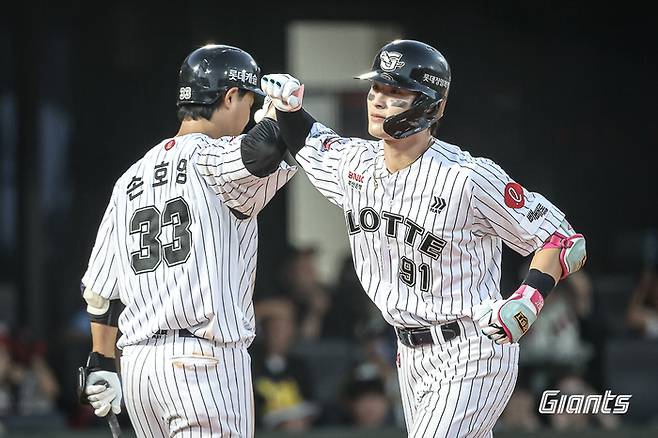 윤동희가 손호영과 하이파이브를 하고 있다. 사진 | 롯데 자이언츠