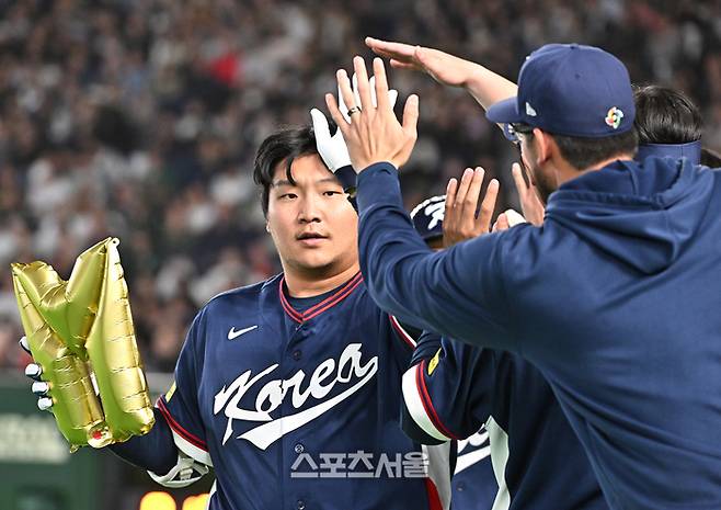 대한민국 야구대표팀의 문보경이 9일 일본 도쿄 도쿄돔에서 열린 2026 월드베이스볼클래식(WBC) 조별리그 호주와 경기 2회초 무사 1루 상황에서 호주 선발 라클란 웰스를 상대로 선제 2점 홈런을 치고 세리머니를 하고 있다. 도쿄(일본) | 박진업 기자 upandup@sportsseoul.com