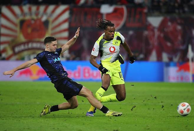 오스트리아 대표팀을 택한 카니 추쿠에메카(오른쪽). 로이터연합뉴스