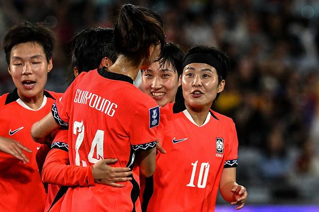 South Korea?s Ji So-yun (R) celebrates victory with teammates at the end of the AFC Women's Asian Cup Australia 2026 football match between Uzbekistan and South Korea at Accor Stadium in Sydney on March 14, 2026. (Photo by SAEED KHAN / AFP)







<저작권자(c) 연합뉴스, 무단 전재-재배포, AI 학습 및 활용 금지>