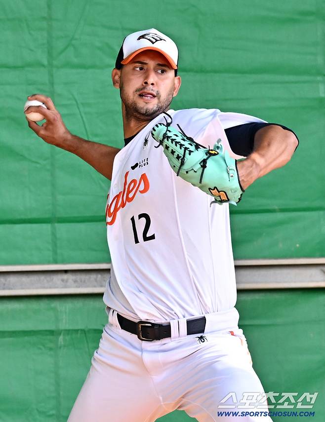 21일 일본 오키나와 고친다구장에서 열린 대한민국 야구 대표팀과 한화 이글스의 평가전. 에르난데스가 불펜 피칭을 하고 있다. 오키나와(일본)=박재만 기자 pjm@sportschosun.com/2026.02.21/