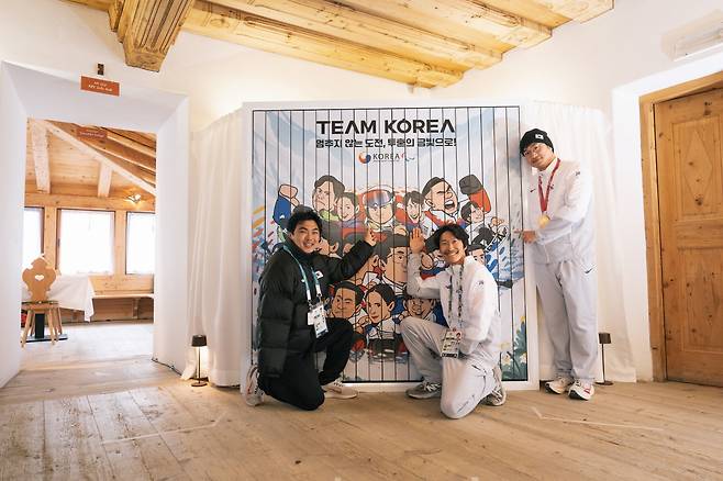 ◇스노보드 이충민, 정수민, 이제혁 선수가 코리아하우스 내 홍보 공간에서 기념 촬영을 하고 있다. 사진제공=대한장애인체육회