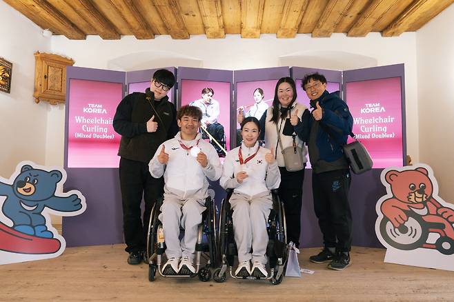 ◇휠체어컬링 믹스더블 이용석, 백혜진 선수가 코리아하우스에서 기념촬영을 하고 있다. 사진제공=대한장애인체육회