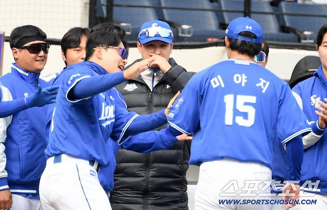 12일 대전한화생명볼파크에서 열린 KBO리그 한화 이글스와 삼성 라이온즈의 시범경기. 삼성 최원태가 미야지를 반기고 있다. 대전=박재만 기자 pjm@sportschosun.com/2026.03.12/