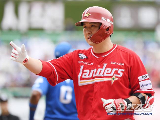 11일 인천 SSG랜더스필드에서 열린 삼성과 SSG의 준PO 2차전. 3회말 2사 2루 최정이 1타점 적시타를 친 후 기뻐하고 있다. 인천=정재근 기자 cjg@sportschosun.com/2025.10.11/