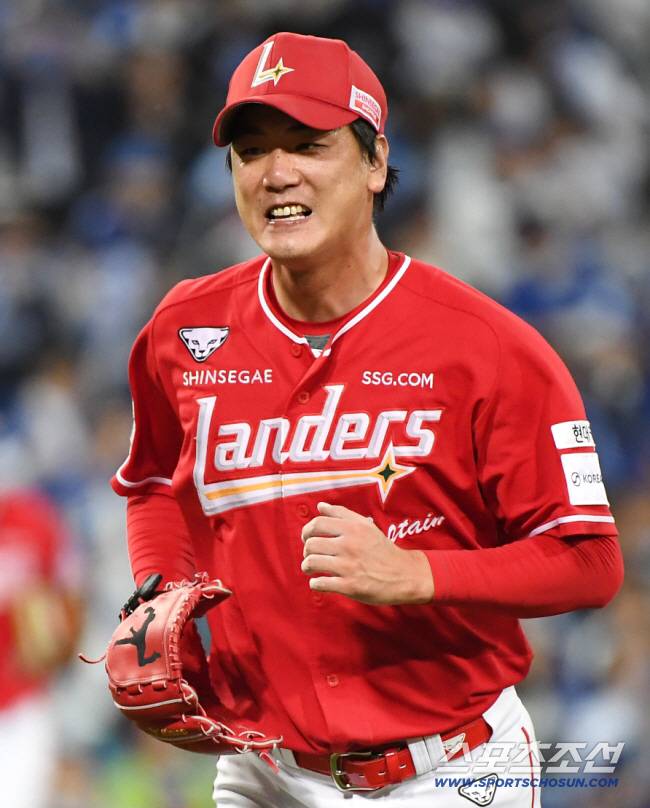 14일 대구 라이온즈파크에서 열린 SSG와 삼성의 준PO 4차전. 1회에 이어 2회도 무실점으로 마친 김광현이 웃으며 뛰어 들어오고 있다. 대구=정재근 기자 cjg@sportschosun.com/2025.10.14/