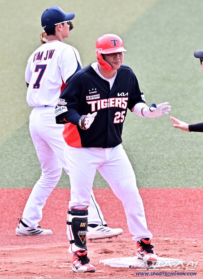 24일 일본 오키나와 가데나 구장에서 열린 야구 대표팀과 KIA 타이거즈의 평가전. 한준수가 안타를 날린 뒤 숨을 고르고 있다. 오키나와(일본)=박재만 기자 pjm@sportschosun.com/2026.02.24/