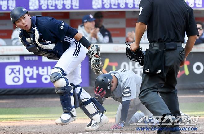 17일 대전 한화생명볼파크 열린 한화 이글스와 두산 베어스의 경기. 9회말 1사 1,3루 한화 대주자 최유빈이 이도윤 내야 땅볼 때 홈을 노렸지만 두산 포수 윤준호에게 태그당하고 있다. 대전=박재만 기자 pjm@sportschosun.com/2026.03.17/