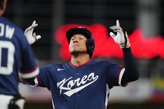 저마이 존스가 지난 14일(한국시각) 마이애미 론디포파크에서 열린 도미니카공화국과의 WBC 8강전에서 4회 안타를 치고 나가 세리머니를 하고 있다. AP연합뉴스