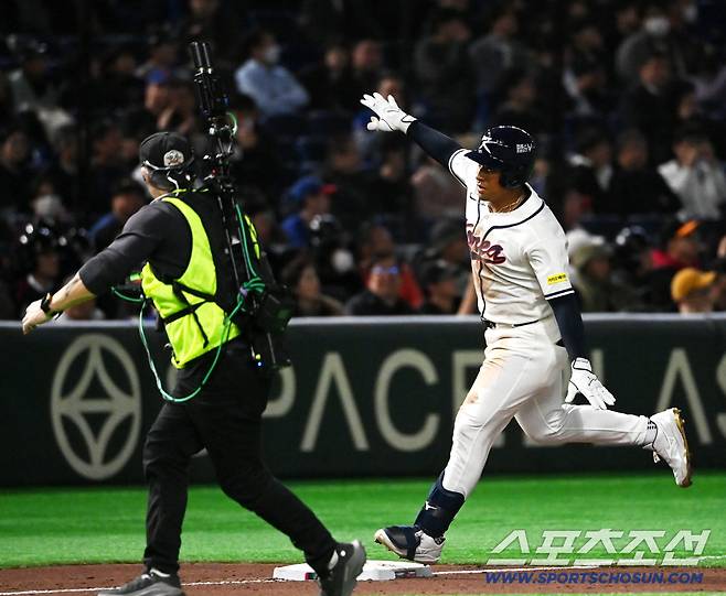 한국 대표팀의 저마이 존스가 지난 5일 일본 도쿄돔에서 열린 WBC 체코전에서 8회말 솔로홈런을 치고 베이스를 돌고 있다. 도쿄(일본)=허상욱 기자wook@sportschosun.com