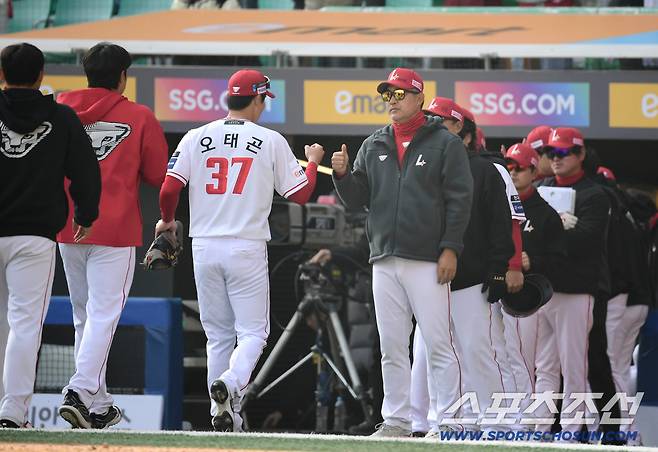 17일 인천 SSG랜더스필드에서 열린 KBO리그 SSG와 삼성의 경기. SSG가 삼성에 승리했다. 경기 종료 후 하이파이브를 나누고 있는 이숭용 감독. 인천=송정헌 기자songs@sportschosun.com/2026.03.17/
