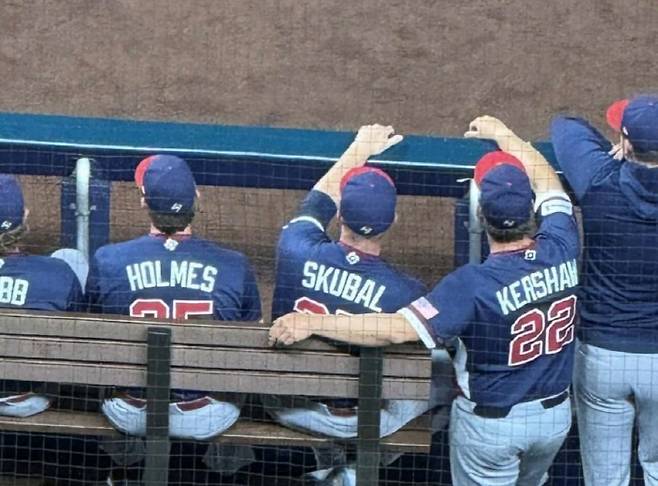 도미니카공화국과 WBC 준결승을 치른 미국 대표팀 더그아웃에 나타난 스쿠발. 사진출처=토킨'

베이스볼 X