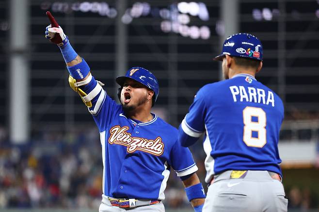 베네수엘라 루이스 아라에즈가 17일(한국시각) 마이애미 론디포파크에서 열린 WBC 준결승 이탈리아전에서 7회초 적시타를 터뜨린 뒤 1루로 나가 동료들을 향해 포효하고 있다. AFP연합뉴스