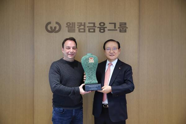 손종주 웰컴금융그룹 회장(오른쪽)이 다니엘 산체스(왼쪽)의 스포츠맨십을 칭찬하며 특별 제작 트로피를 전달하고 있다. ⓒ웰컴저축은행