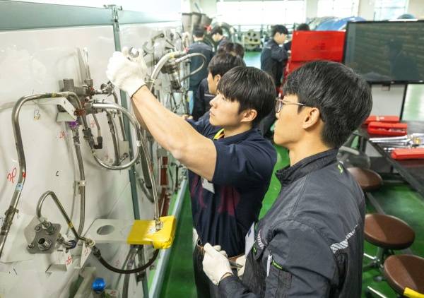 진에어가 신입 정비사 38명을 대상으로 한층 강화된 입사 교육을 진행하고 있다. /진에어