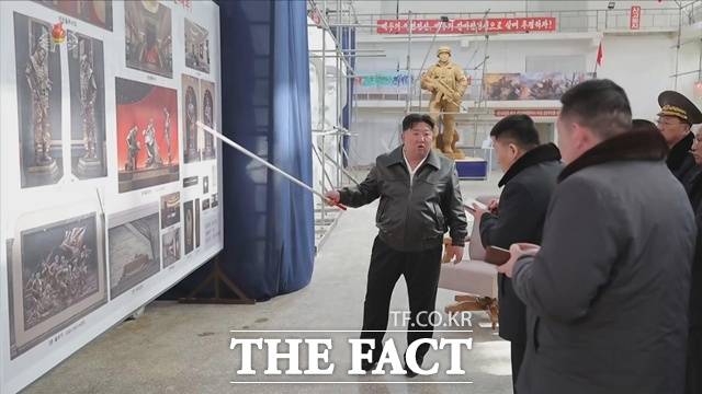 김정은 북한 국무위원장이 러시아 파병군 추모 기념관 건설 현장을 다시 찾았다. 사진은 김 위원장이 지난 1월 25일 러시아 파병군 추모 기념관에 설치할 조각상 사업을 현지지도 하는 모습. /뉴시스, 조선중앙TV 갈무리