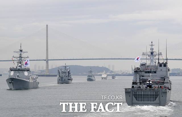정치권 안팎에서 한국 군함의 호르무즈해협 파견에 대한 반대 목소리가 터져 나오고 있다. 사진은 우리 해군 함정들. 기사 내용과 무관함. /남용희 기자