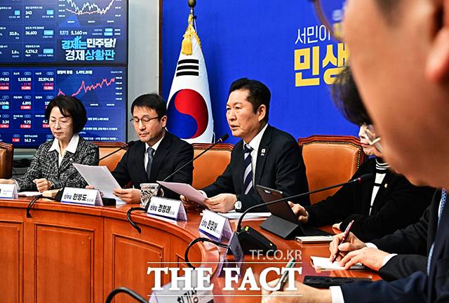 정청래 더불어민주당 대표가 17일 오전 서울 여의도 국회에서 검찰개혁 관련 긴급 기자회견을 열고 발언을 하고 있다. /배정한 기자