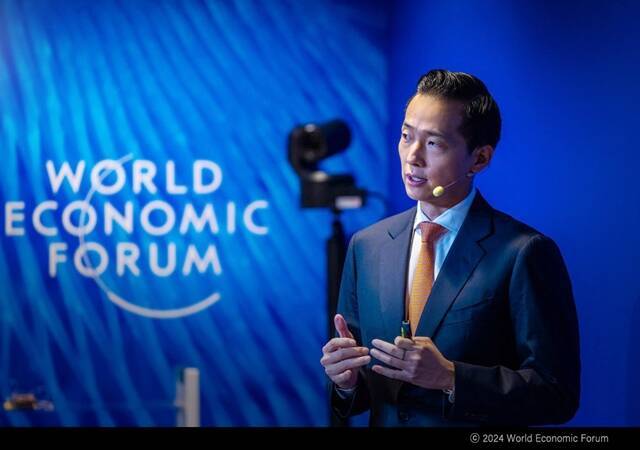 김동관 한화그룹 부회장이 지난 2024년 다보스포럼 연차총회 세션 '세계 최초 탈화석연료 선박'에서 한화의 해양 탈탄소 비전을 발표하는 모습. /한화