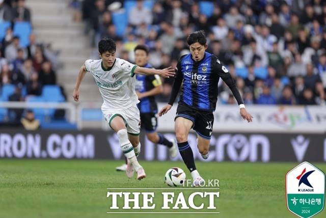 올 시즌 개막 3경기에서 승리를 거두지 못한 황선홍 감독의 대전과 윤정환 감독의 인천이 18일 '하나은행 K리그1 2026' 4라운드에서 격돌한다./K리그