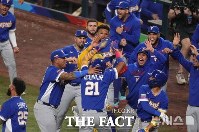 베네수엘라 로날드 아쿠냐 주니어가 17일(한국시간) WBC 이탈리아와의 준결승에서 7회초 루이스 아라에즈의 적시타 때 홈을 밟고 더그아웃으로 향하고 있다. /마이애미=AP.뉴시스