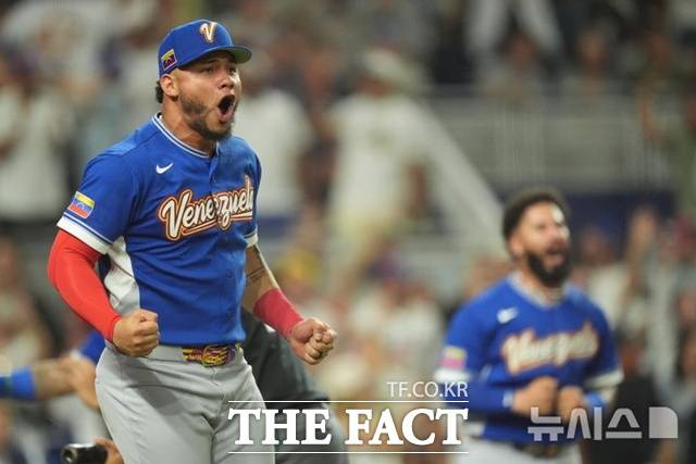 베네수엘라 윌리엄 콘트레라스가 17일(한국시간) WBC 이탈리아와의 준결승에서 승리가 확정되는 순간 기쁨을 감추지 못하고 있다. /마이애미=AP.뉴시스