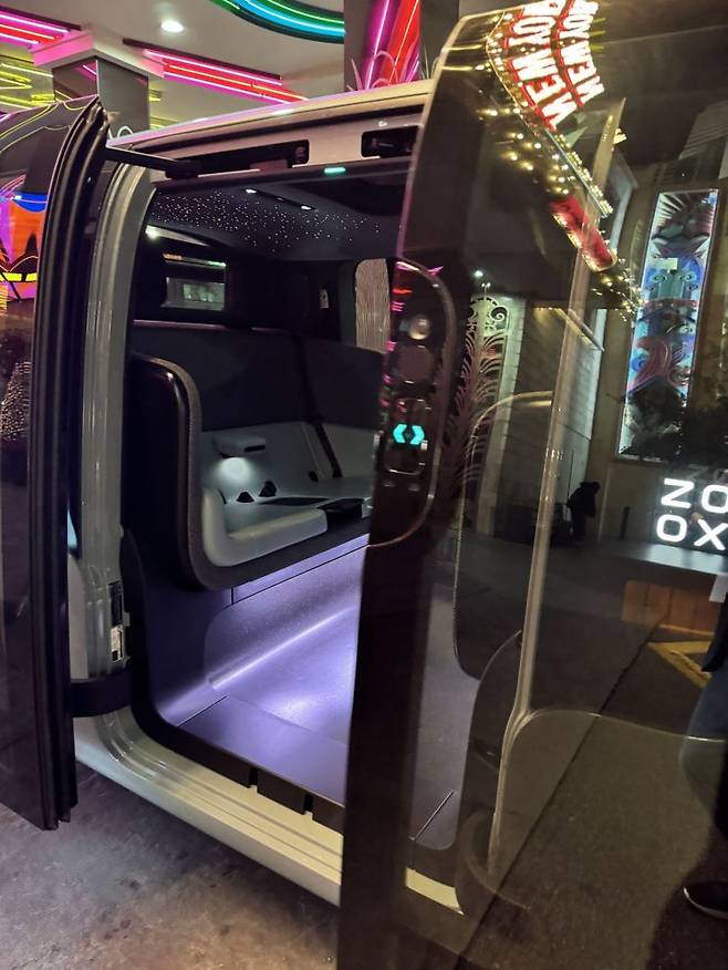 죽스 로보택시가 승객을 맞이하기 위해 문을 열었다. 사진=백종민 테크 스페셜리스트