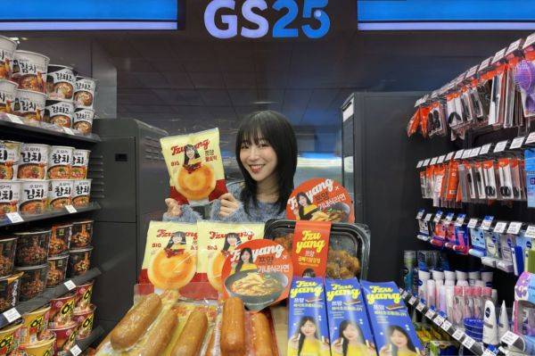 유튜버 쯔양이 GS25에서 대식가 시리즈 상품을 들고 포즈를 취하고 있다. GS리테일