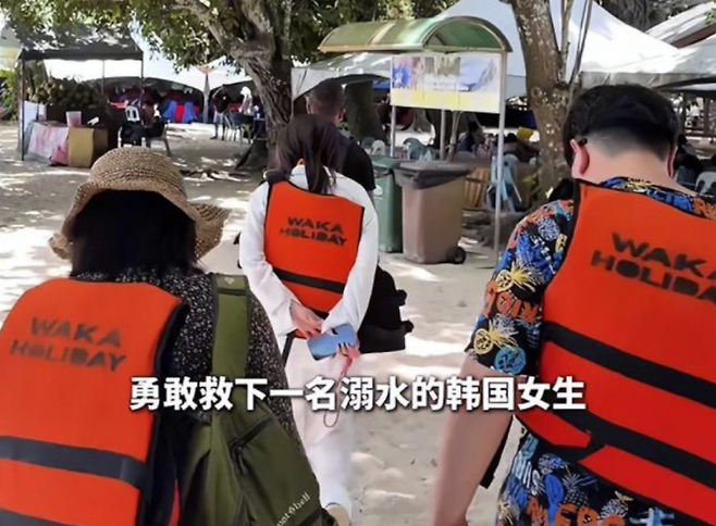 말레이시아에서 스노클링을 즐기던 중국인 관광객들이 물에 빠진 한국인 여성을 구조했다. 중국 매체 중화왕