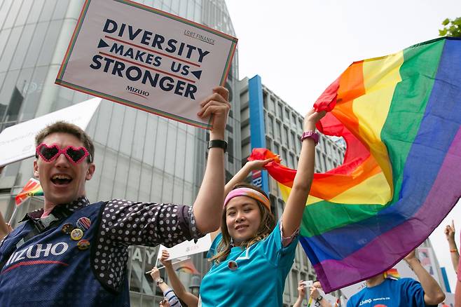 일본 도쿄에서 열린 ‘도쿄 레인보우 퍼레이드’에서 참가자들이 성소수자를 상징하는 무지개 깃발과 함께 ‘다양성은 우리를 더 강하게 만든다(Diversity makes us stronger)’라는 문구가 적힌 팻말을 들고 있다./EPA 연합뉴스