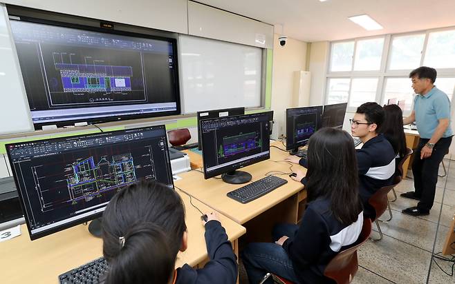 작년 7월 전남 영암군 구림공고에서 베트남 출신 학생들이 수업을 듣는 모습. 이 학교는 작년에 이어 올해도 베트남 신입생을 선발했지만 올핸 비자가 나오지 않았다./김영근 기자