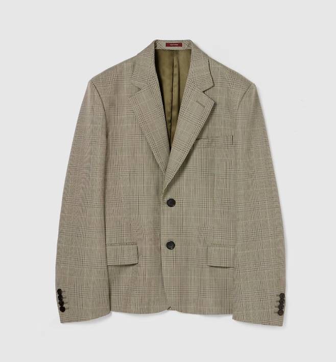 강렬하고 구조적인 어깨 라인의 프린스 오브 웨일스 울 재킷. 구찌.