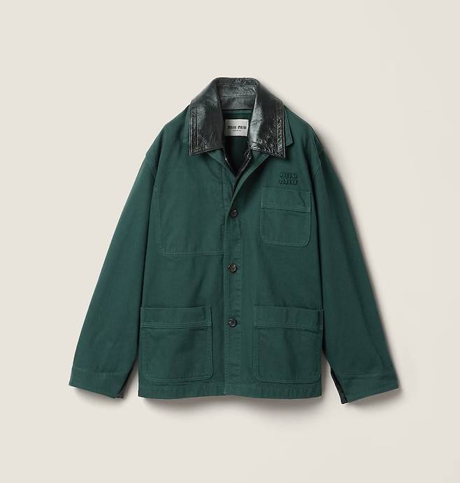 싱글 브레스티디 후염 개버딘과 가죽 재킷. 미우 미우.