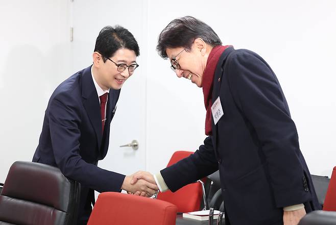 6·3 지방선거 부산시장 예비후보로 등록한 박형준 부산시장(오른쪽)과 주진우 의원이 지난 11일 오후 서울 영등포구 국민의힘 중앙당사에서 열린 광역단체장 후보자 면접에 앞서 악수를 나누고 있다. /뉴스1
