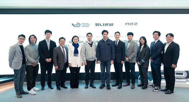 지난 16일 경기 안양시 오토노머스에이투지 평촌연구소에서 열린 국회 유니콘팜과 코리아스타트업포 공동 개최 ‘정책 피칭 간담회’에 참석한 스타트업 대표들과 국회의원들이 함께 사진을 찍고 있다./코리아스타트업포럼 제공