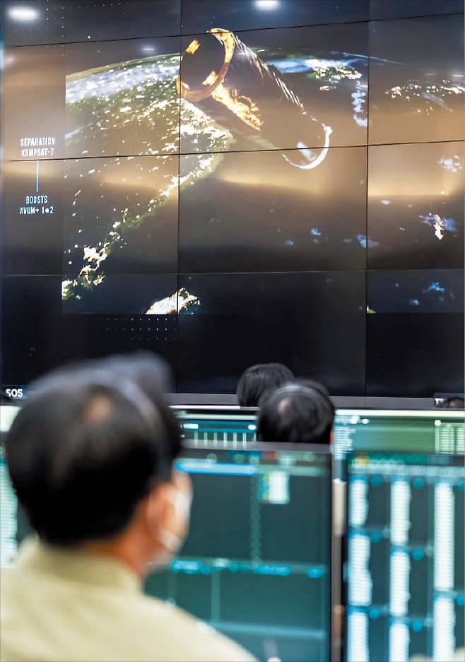 2일 한국항공우주연구원 관계자들이 다목적 실용 위성 ‘아리랑 7호’의 관제 작업을 하고 있다. /한국항공우주연구원