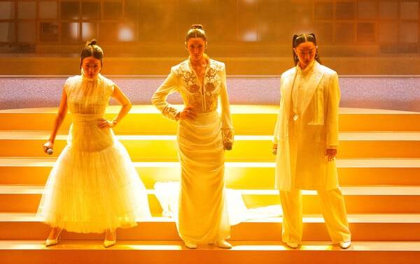 15일(현지 시각) 미국 로스앤젤레스 할리우드 돌비극장에서 열린 제98회 아카데미 시상식에서 ‘케이팝 데몬 헌터스’ 주제가 ‘골든’ 공연이 펼쳐지고 있다. 왼쪽부터 레이 아미, 이재(EJAE), 오드리 누나. /로이터 연합뉴스